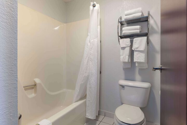 Accessible 1 King Mobility Accessible Communication Assistance Bathtub Microwave and Refrigerator Full Breakfast (9 of 26)