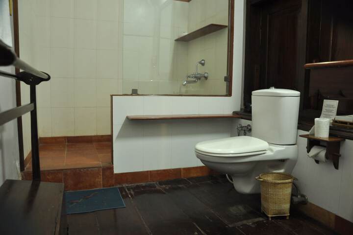 Room 28 of 43