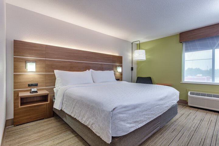 1 King Bed (6 of 18)