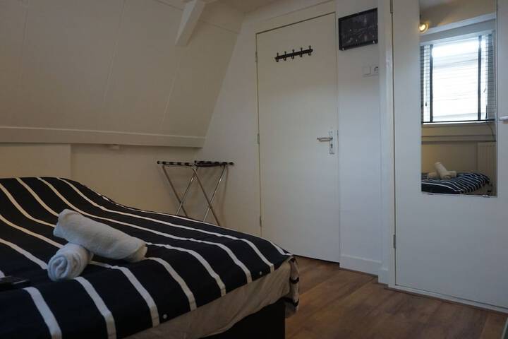 Room 12 of 32