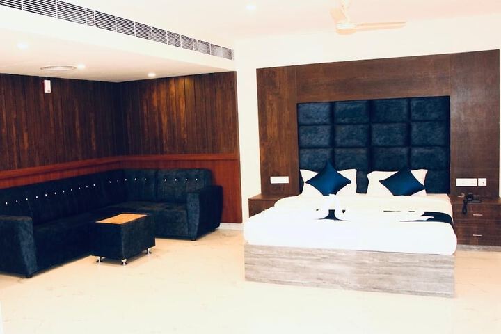 Room 4 of 9
