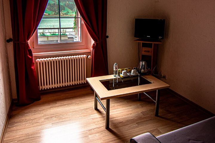 Room 10 of 28