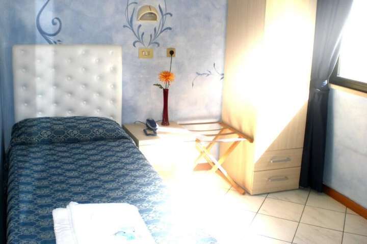 Room 4 of 9