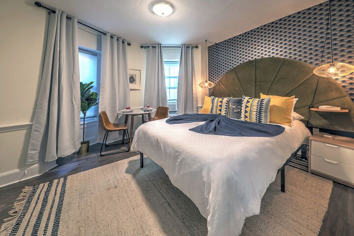 Room 2 of 93
