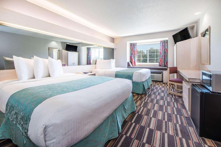 1 Queen Bed (3 of 22)