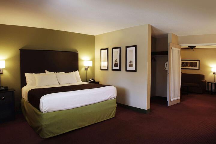 2 Queen Beds (2 of 5)