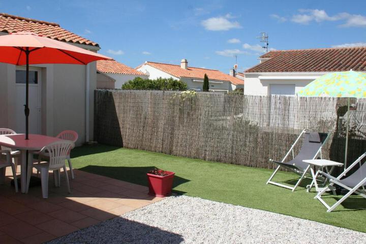 Maison de vacances à 700m de la plage avec terrasse Wi-Fi, et équipements complets. - FR-1-22-296