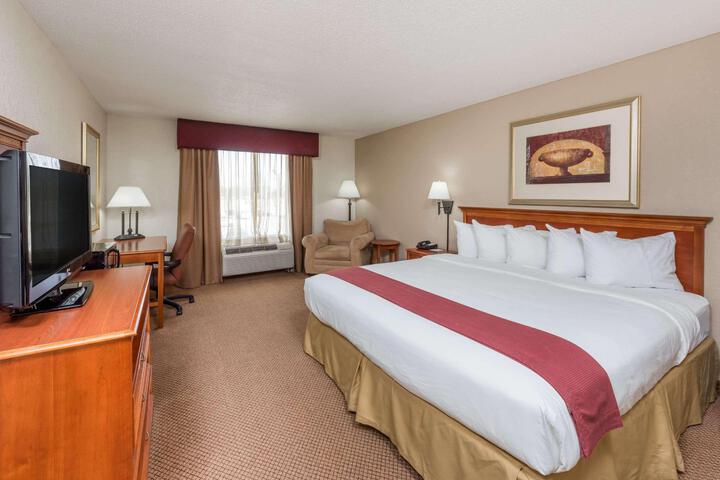 1 King Bed Accessible (5 of 8)