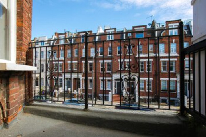 Stunning 2BR Home in West Kensington W / balcony