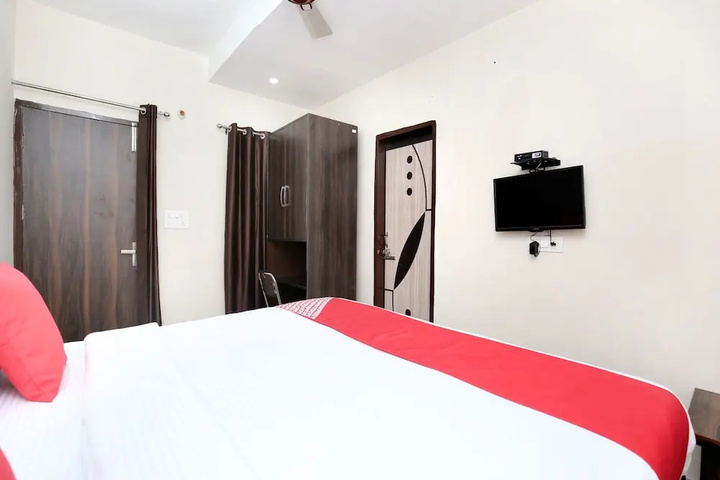 Room 4 of 13