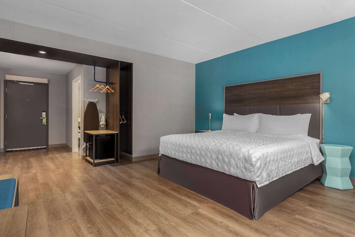 Room 6 of 32