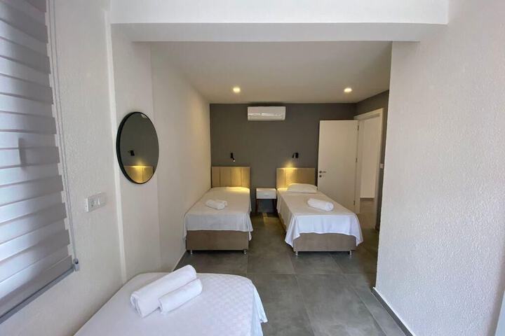 Room 5 of 81