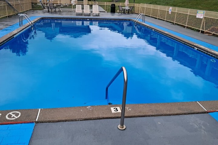 Swimming pool at OYO Hotel Harriman near I-40