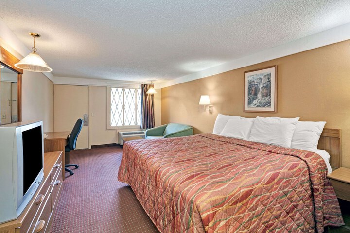 1 King Bed | (5 of 7)