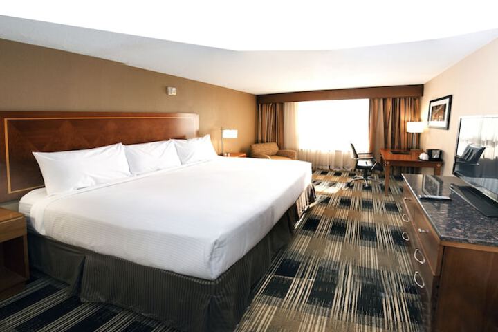 1 King Bed (5 of 12)