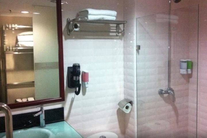 Room 13 of 20