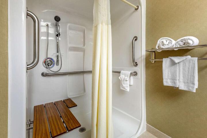 1 Queen Bed Suite Accessible (3 of 18)