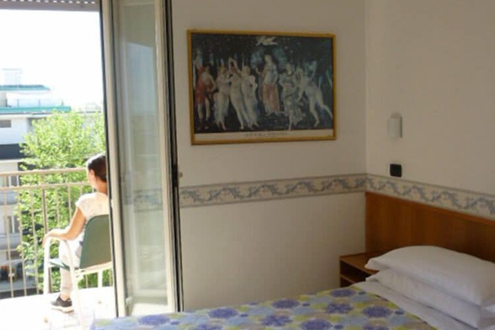 Room 8 of 25