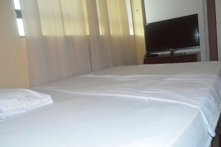 Room 9 of 32
