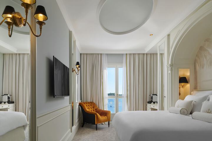 Room 12 of 62