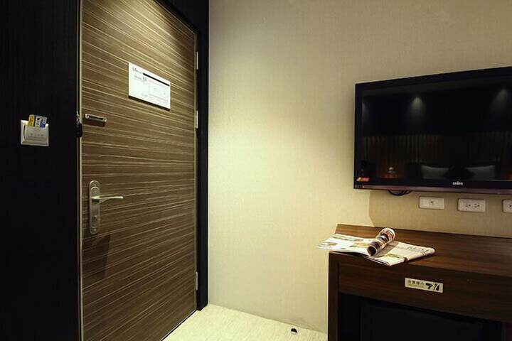 Room 33 of 59