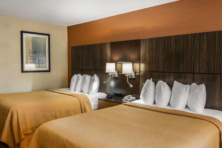 1 Queen Bed (10 of 13)