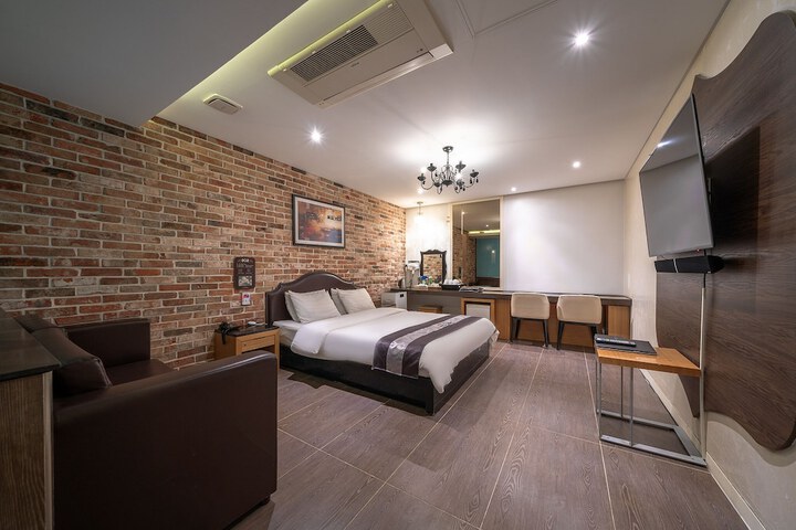 Room 2 of 8