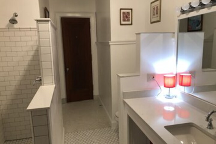 Room 24 of 108