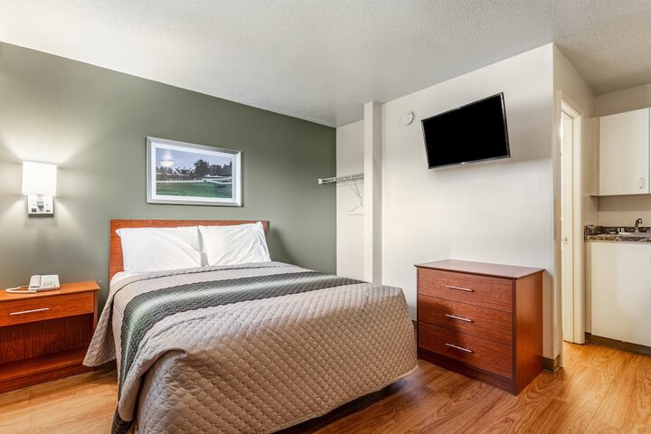 1 Queen Bed (4 of 9)