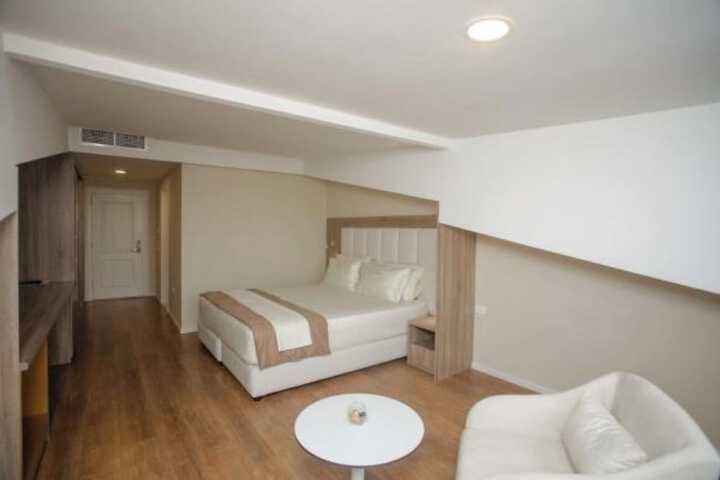 Room 12 of 70