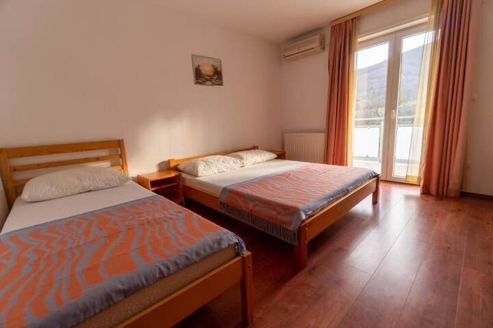 Room 6 of 23