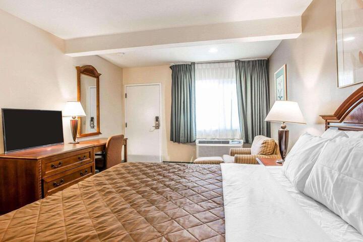 1 King Bed (2 of 22)