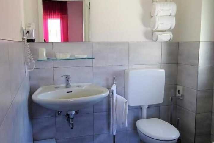 Room 46 of 108