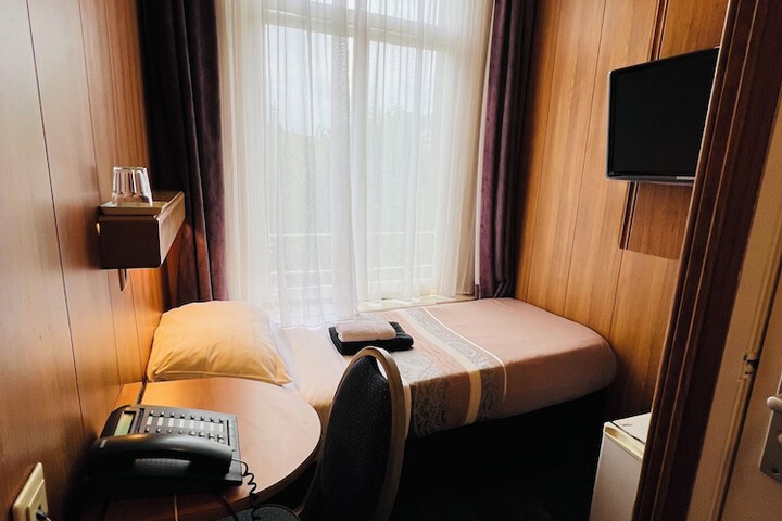 Room 16 of 37