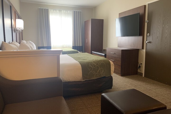 1 Queen Bed Suite Accessible (1 of 24)