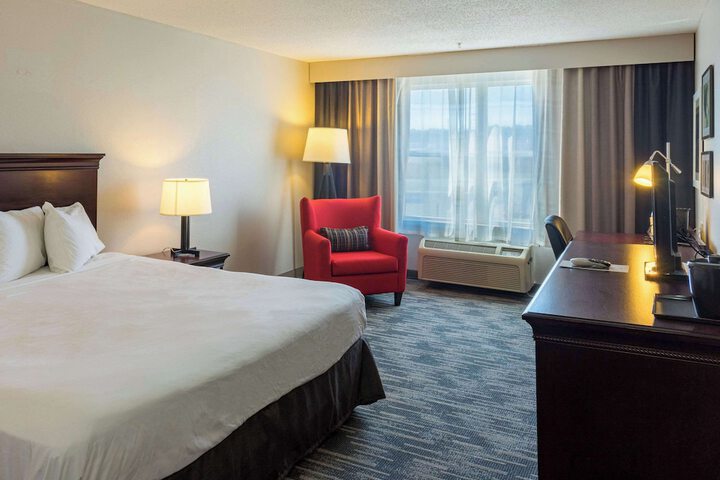 1 King Bed (2 of 13)