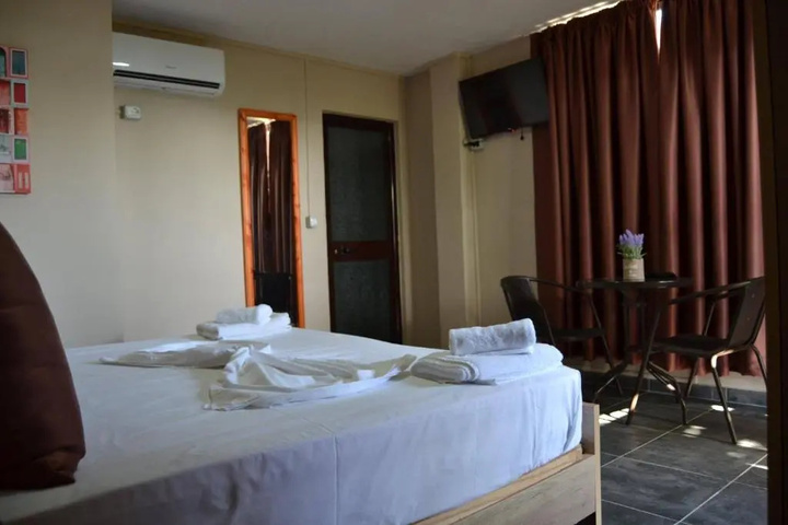 Room 2 of 10