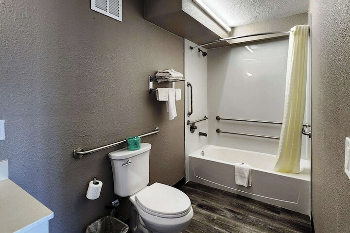 Room 26 of 38