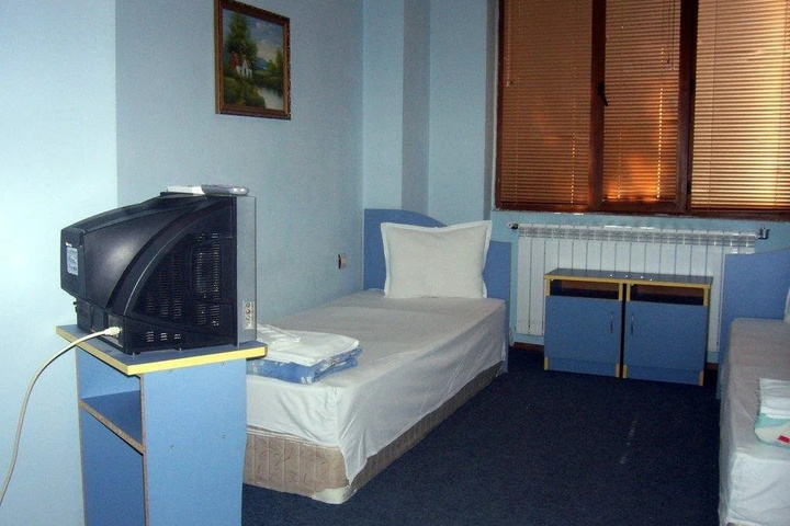 Room 6 of 12