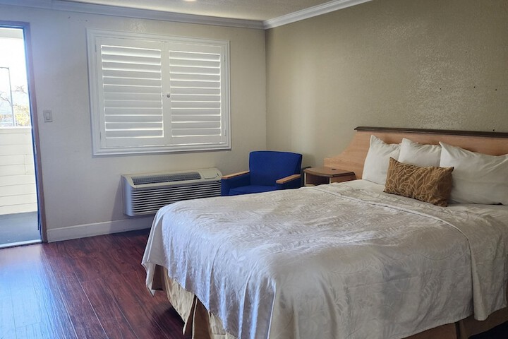 1 Queen Bed (8 of 14)