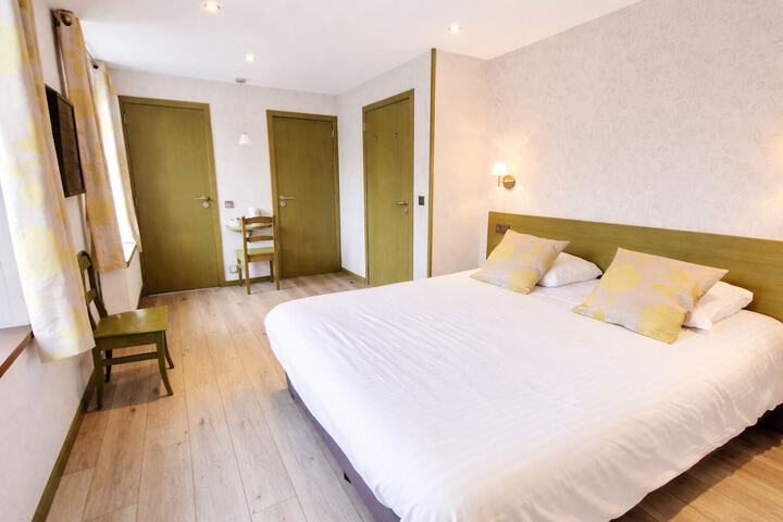 Room 7 of 18