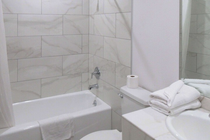 1 Queen Bed (2 of 11)