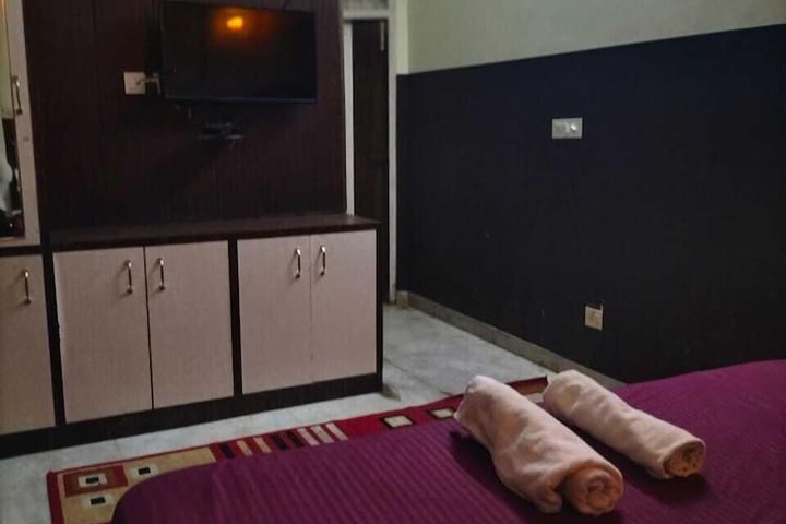 Room 5 of 12