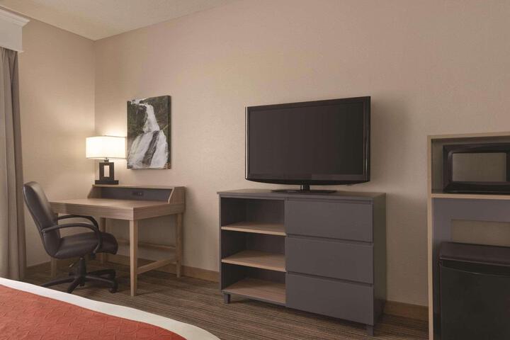 Queen Bed Accessible (8 of 17)