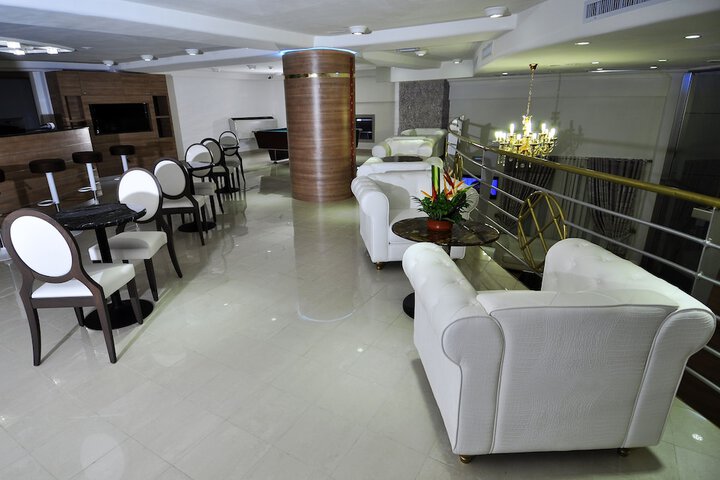 Lounge 48 of 53