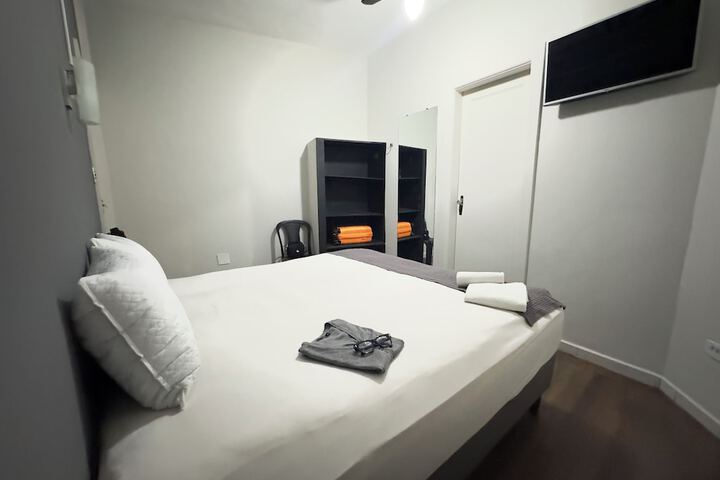 Room 3 of 43
