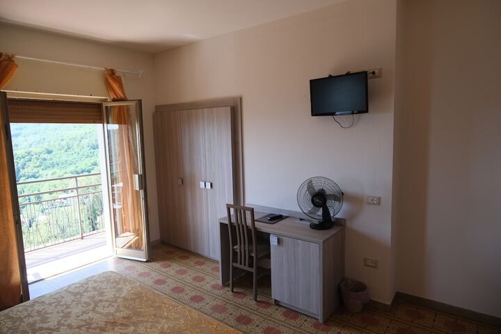 Room 10 of 28