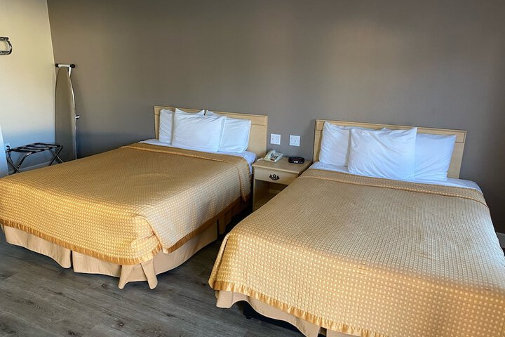 2 Queen Beds (1 of 4)