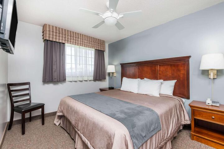 2 Queen Beds Pool View (6 of 18)