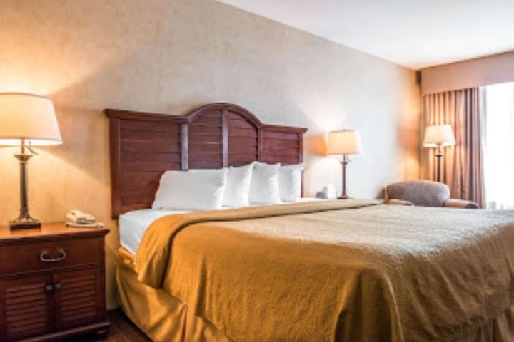 1 King Bed (3 of 9)
